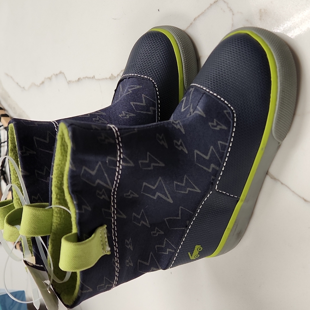 NWT Toddlers size 6 water shoes